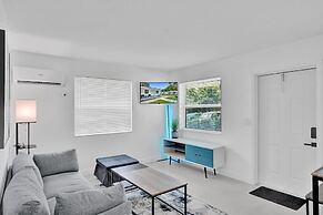 Modern Hallandale Apt w/ Backyard Near Beach