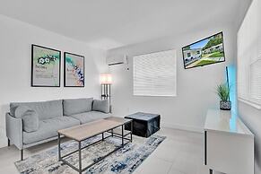 Modern Hallandale Apt w/ Backyard Near Beach
