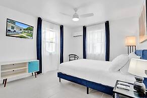 Modern Hallandale Apt w/ Backyard Near Beach