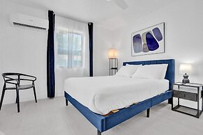 Modern Hallandale Apt w/ Backyard Near Beach