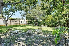 Modern Hallandale Apt w/ Backyard Near Beach