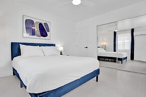Modern Hallandale Apt w/ Backyard Near Beach