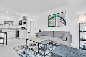 Modern Hallandale Apt w/ Backyard Near Beach