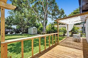 Modern Hallandale Apt w/ Backyard Near Beach
