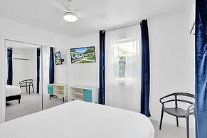 Modern Hallandale Apt w/ Backyard Near Beach
