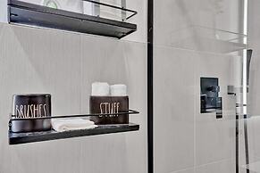 Modern Hallandale Apt w/ Backyard Near Beach