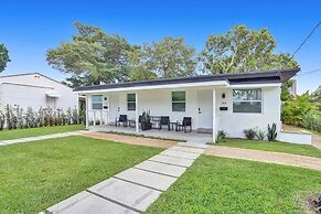 Modern Hallandale Apt w/ Backyard Near Beach