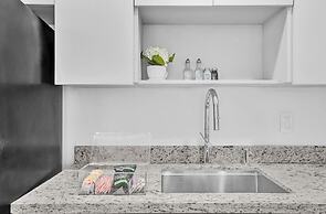 Modern Hallandale Apt w/ Backyard Near Beach