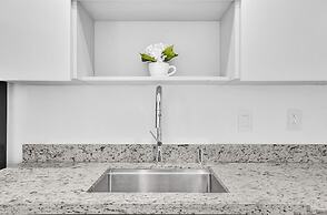 Modern Hallandale Apt w/ Backyard Near Beach