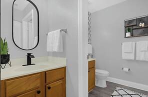 3BR Condo w/ BBQ & Heated Pool Near Disney & Malls