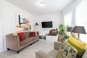 Family-friendly 4BR Detroit Home: Wifi & Parking