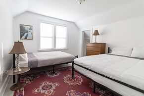 Family-friendly 4BR Detroit Home: Wifi & Parking