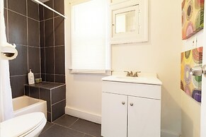 Family-friendly 4BR Detroit Home: Wifi & Parking