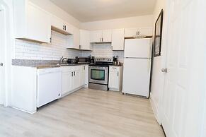 Family-friendly 4BR Detroit Home: Wifi & Parking