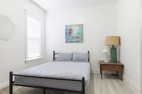 Family-friendly 4BR Detroit Home: Wifi & Parking