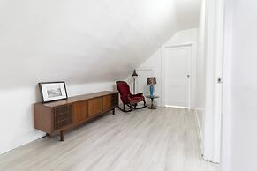 Family-friendly 4BR Detroit Home: Wifi & Parking