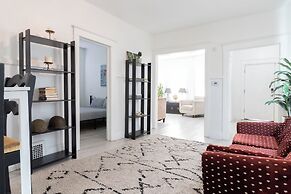 Family-friendly 4BR Detroit Home: Wifi & Parking