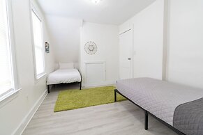 Family-friendly 4BR Detroit Home: Wifi & Parking