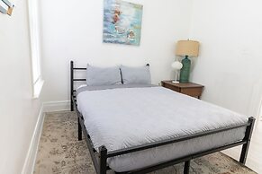 Family-friendly 4BR Detroit Home: Wifi & Parking