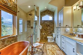 Breckenridge 5 Bedroom Luxury Home w/ Hot Tub & Views!