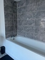 Cosy 2-bed Home - Central Location - Train Station