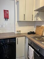 Cosy 2-bed Home - Central Location - Train Station