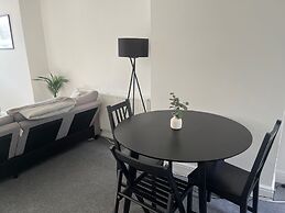 Cosy 2-bed Home - Central Location - Train Station