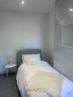 Cosy 2-bed Home - Central Location - Train Station