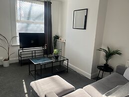 Cosy 2-bed Home - Central Location - Train Station