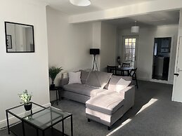 Cosy 2-bed Home - Central Location - Train Station