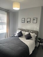 Cosy 2-bed Home - Central Location - Train Station