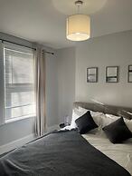 Cosy 2-bed Home - Central Location - Train Station