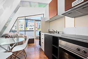 Melbourne Skyline Suite CBD with views