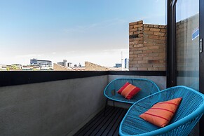 Melbourne Skyline Suite CBD with views