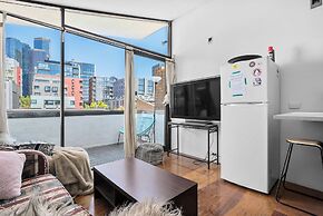 Melbourne Skyline Suite CBD with views