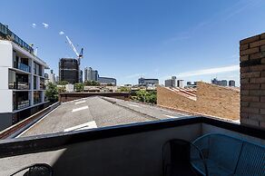 Melbourne Skyline Suite CBD with views