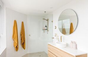 Ocean View Coastal Haven in Burleigh