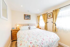 Host Stay Two Hoots Chalet