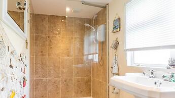 Host Stay Two Hoots Chalet