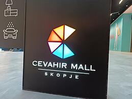 18th Floor Secure Luxury Condo With Pool & Fitness Included In Price