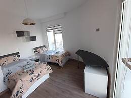 18th Floor Secure Luxury Condo With Pool & Fitness Included In Price