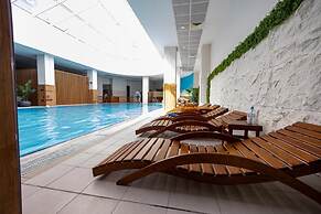 18th Floor Secure Luxury Condo With Pool & Fitness Included In Price