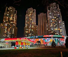 18th Floor Secure Luxury Condo With Pool & Fitness Included In Price