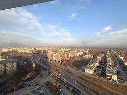 18th Floor Secure Luxury Condo With Pool & Fitness Included In Price