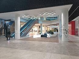 18th Floor Secure Luxury Condo With Pool & Fitness Included In Price