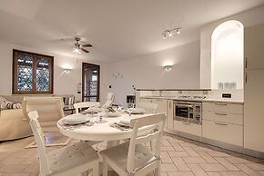 Lovely Flat With Shared Pool and Amazing Lake View