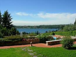 Lovely Flat With Shared Pool and Amazing Lake View