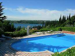 Lovely Flat With Shared Pool and Amazing Lake View