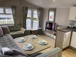 Caravan-sleep8-hottub-freep-balcony-familyfriendly