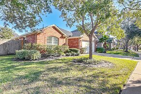 Community Pool & Courts: Missouri City Gem w/ Yard